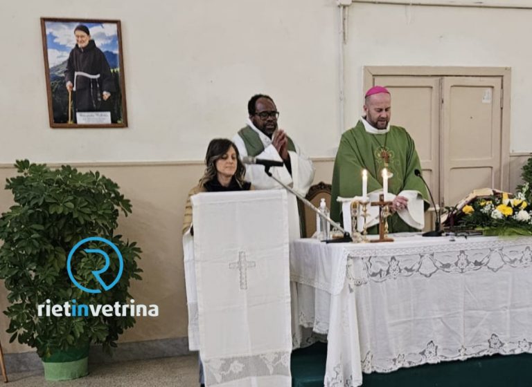 Il vescovo Piccinonna in visita nella Chiesa di Casette