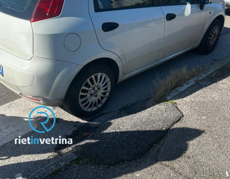 SEI TU IL REPORTER – Alessandro: “Auto blocca rampa del marciapiede, mia nonna sulla sedia a rotelle dove dovrebbe passare?”