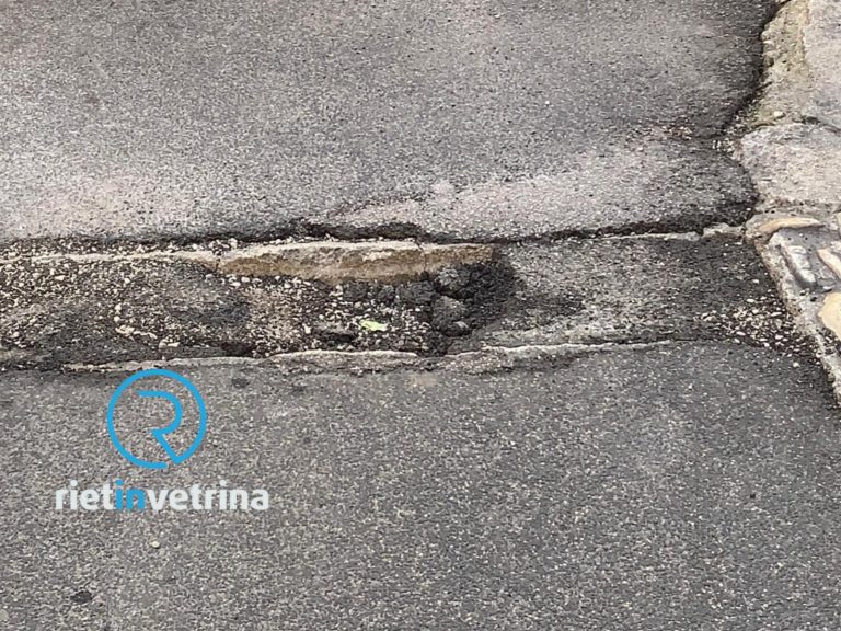 SEI TU IL REPORTER – “In via San Francesco tombino aggiustato con l’asfalto ed oggi di nuovo sfondato”