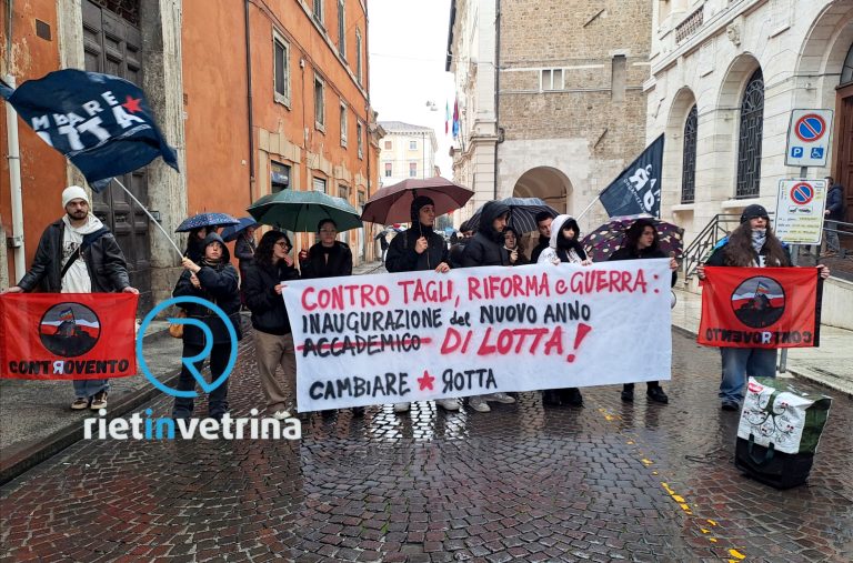►VIDEO – Protesta in strada: “Anno Accademico a Rieti ennesima passarella. Chi potrà iscriversi? Ci sarà ulteriore speculazione sugli affitti?”