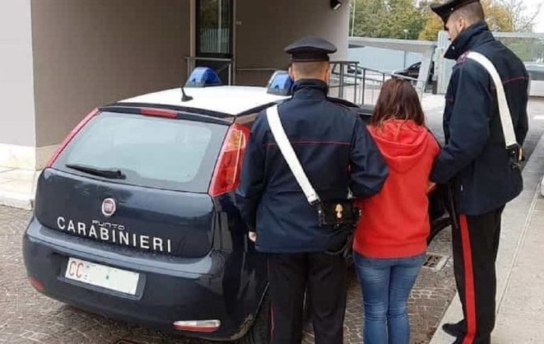 Donna ruba 300 euro in un negozio del centro di Rieti