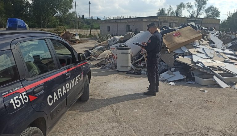Bruciano illegalmente rifiuti speciali: denunciate tre persone