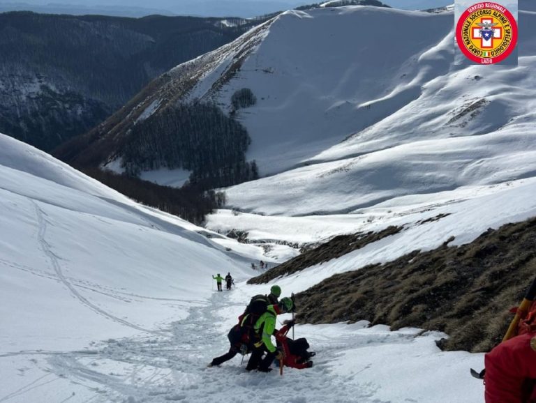 CNSAS Lazio soccorre due ciaspolatori sul Monte Elefante scivolati e bloccati in un canalone innevato