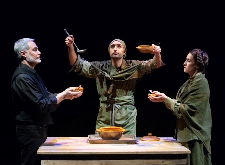 Sabato 22 febbraio al Teatro Manlio “I Mezzalira, panni sporchi fritti in casa”