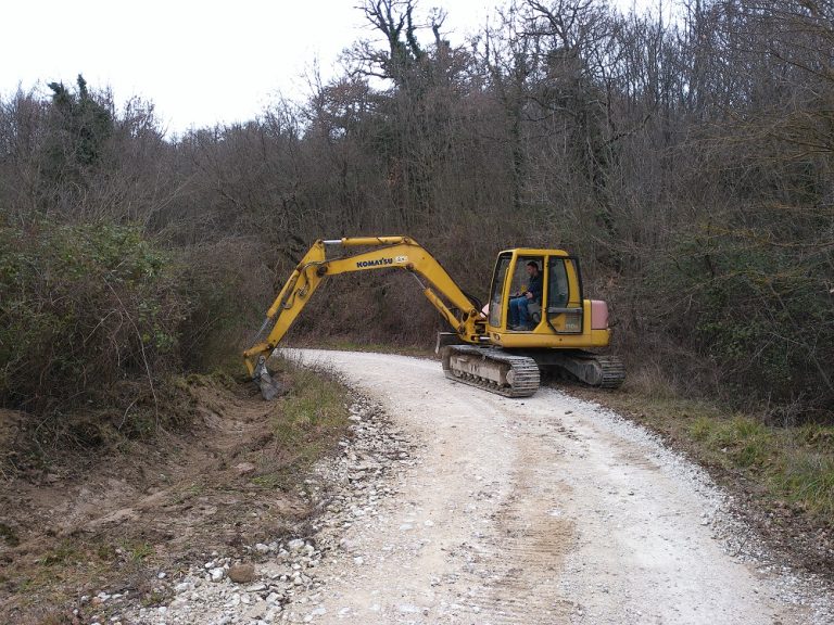 Manutenzione strade rurali: iniziato intervento in via della Salita a Poggio Perugino – LE FOTO