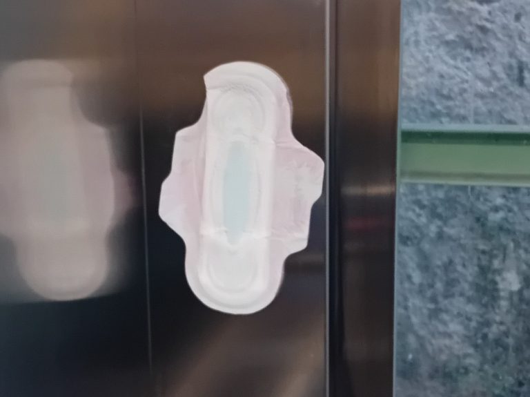 SEI TU IL REPORTER – “Qualcuno di poco simpatico ha attaccato un assorbente nell’ascensore di piazza Cesare Battisti”