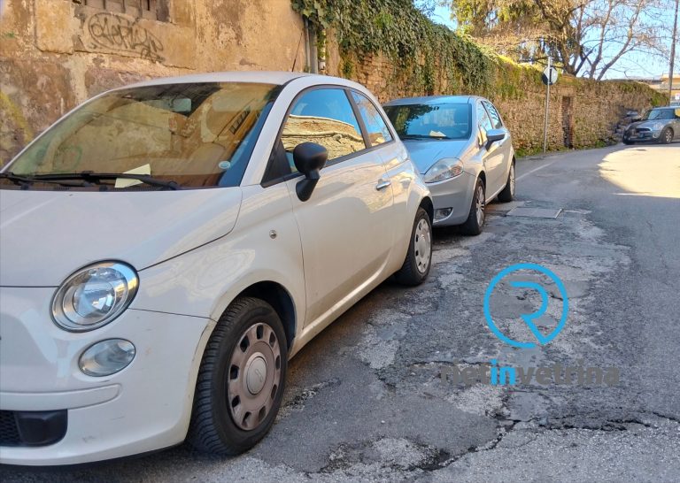 Multate le auto posteggiate abusivamente in via San Pietro Martire
