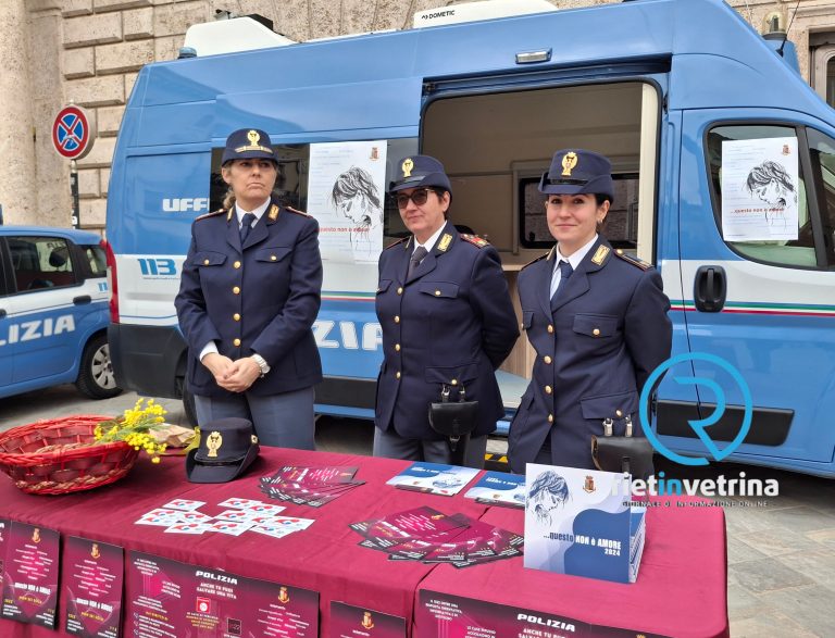 Il camper della Polizia in piazza del Comune a Rieti per la campagna “Questo non è amore”