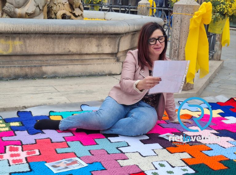 Il Centro Antiviolenza Angelita realizza l’opera ad uncinetto TETRIS IN ROSA