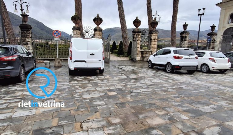 SEI TU IL REPORTER – “Perché piazza Cesare Battisti è sempre piena di auto? Non si era detto che doveva essere pedonale?”