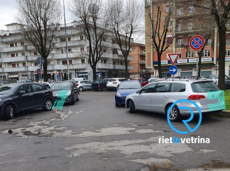 SEI TU IL REPORTER – “Piazza Bachelet ancora un grande parcheggio selvaggio”