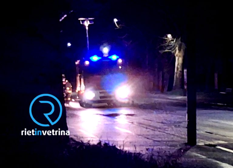 Nella notte auto si ribalta in viale Maraini