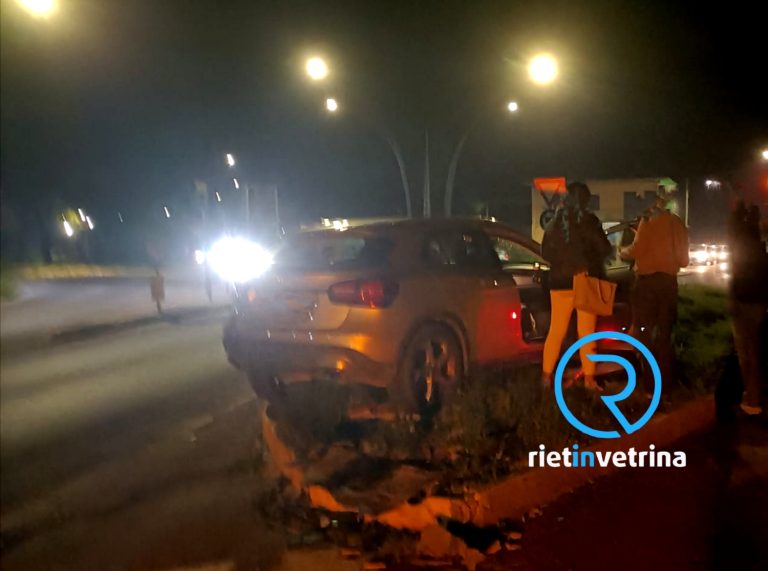 Auto fuori strada a Quattro Strade: ferita una donna alla testa