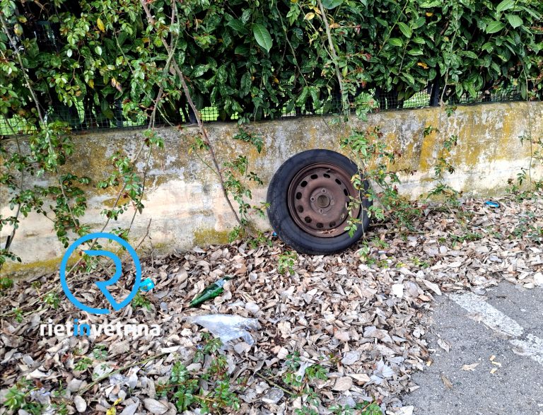 SEI TU IL REPORTER – Giulia: “Quanti rifiuti abbandonati nel parcheggio di viale de Juliis”