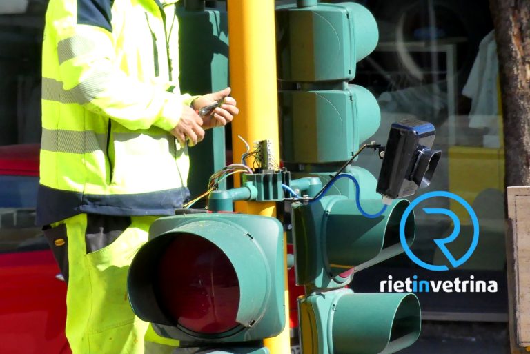 In viale Matteucci in corso l’installazione di semafori per ipovedenti e ciechi