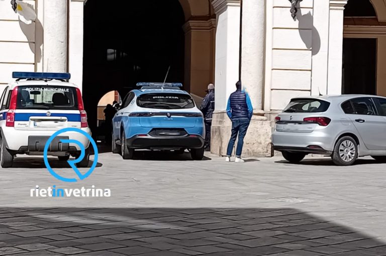 Accesa discussione sotto i portici del Comune di Rieti: uomo chiede un’abitazione. Intervengono le Forze di Polizia