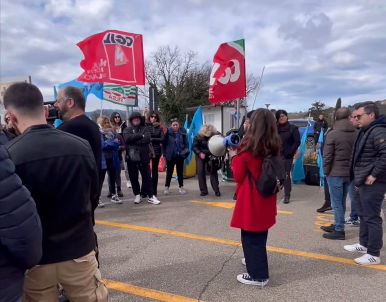 Lavoratori e Sindacati protestano davanti al de Lellis di Rieti: “NO alla esternalizzazione dei servizi SI’ ad un concorso pubblico”