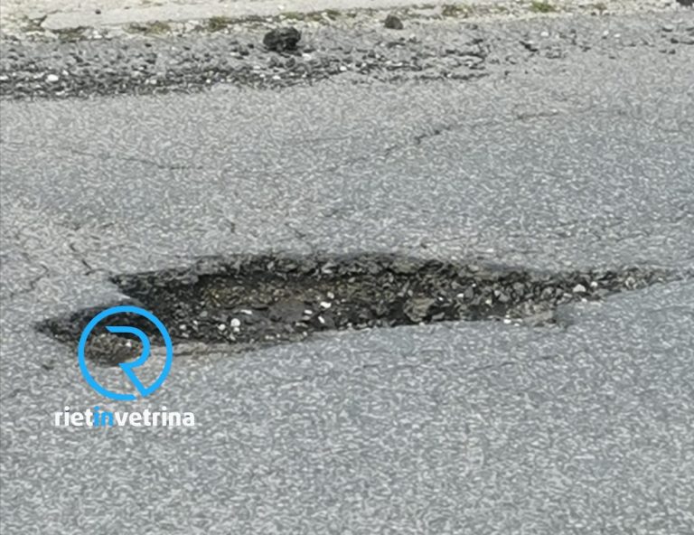 SEI TU IL REPORTER – “In foto uno dei tanti crateri in via salaria per L’Aquila