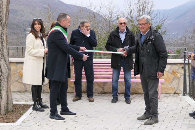 Inaugurata a Turania la Panchina Rosa