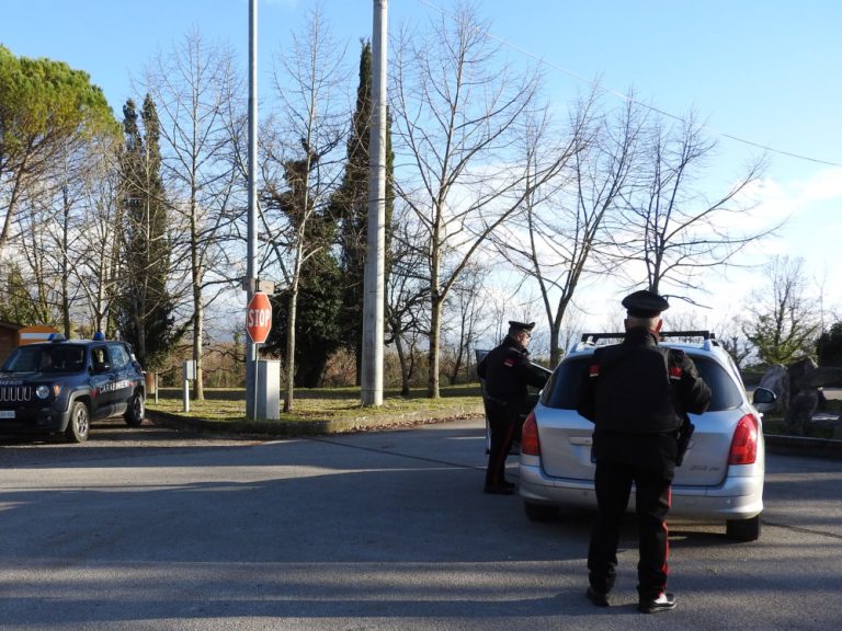 Stranieri si prendono a bottigliate, calci e pugni nel centro di Rieti: intervenuti i Carabinieri