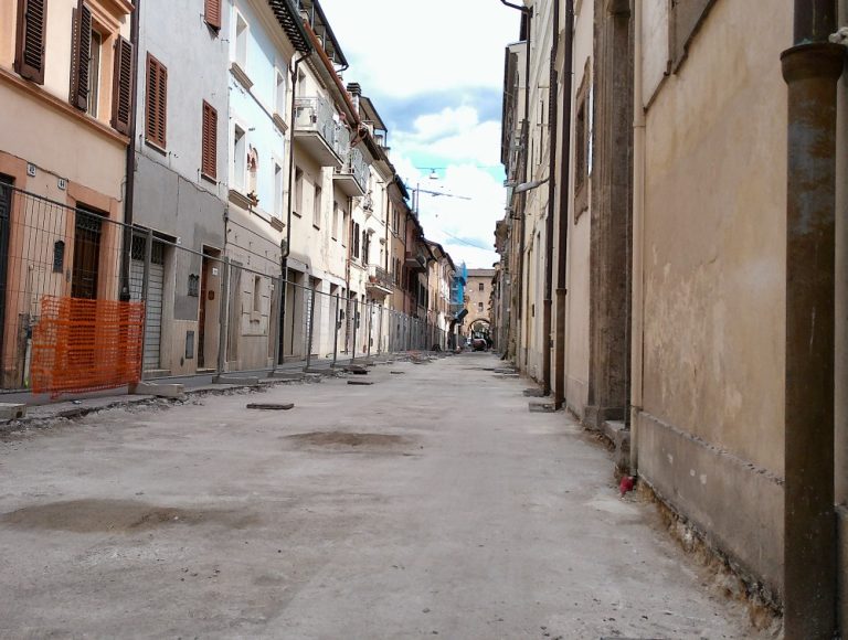 Lavori PINQUA, nel secondo tratto di via Terenzio Varrone si sta completando la rimozione della vecchia pavimentazione