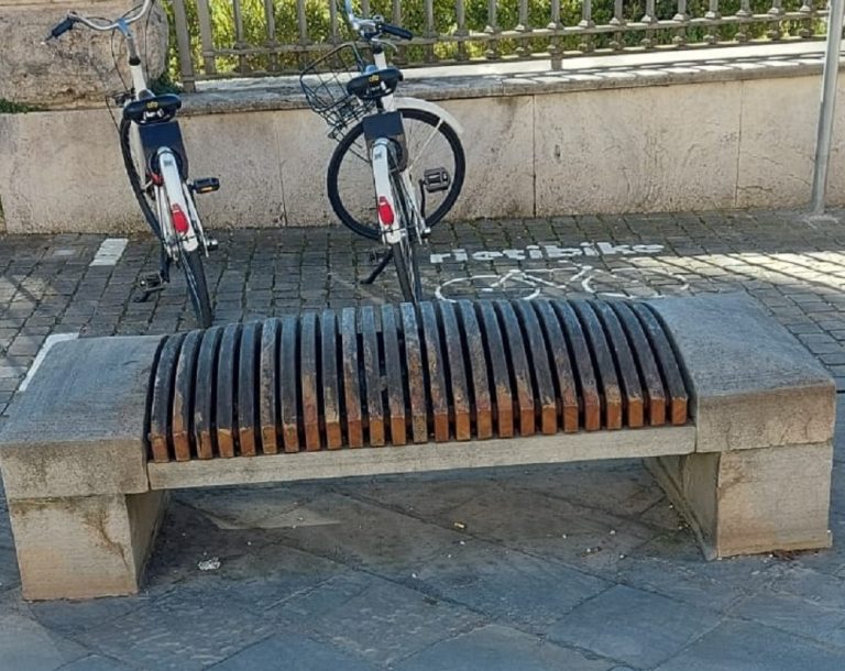 SEI TU IL REPORTER – “Con i PLUS abbiamo le panchine più scomode al mondo. Non sarebbe il caso di cambiarle?”