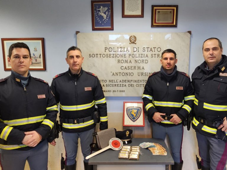 Viaggiavano in autostrada con 1 chilo di droga. Arrestati dalla Polizia
