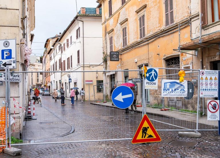 Chiusa via Cintia dall’incrocio con via Terenzio Varrone a quello con via Sant’Agnese