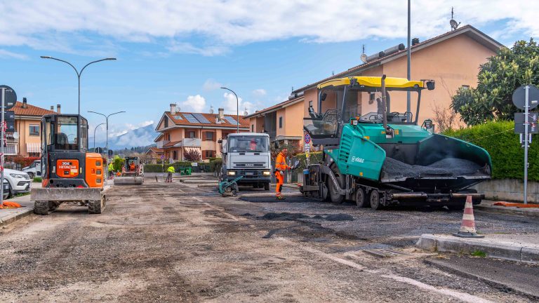 Lavori di asfalto a Micioccoli, sopralluogo nel cantiere. “Proseguiremo in altre zone” – LE FOTO