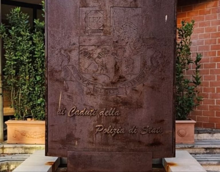 È Gianluca Maggi l’autore della stele inaugurata durante le celebrazioni della Polizia di Stato di Rieti. I complimenti della CNA