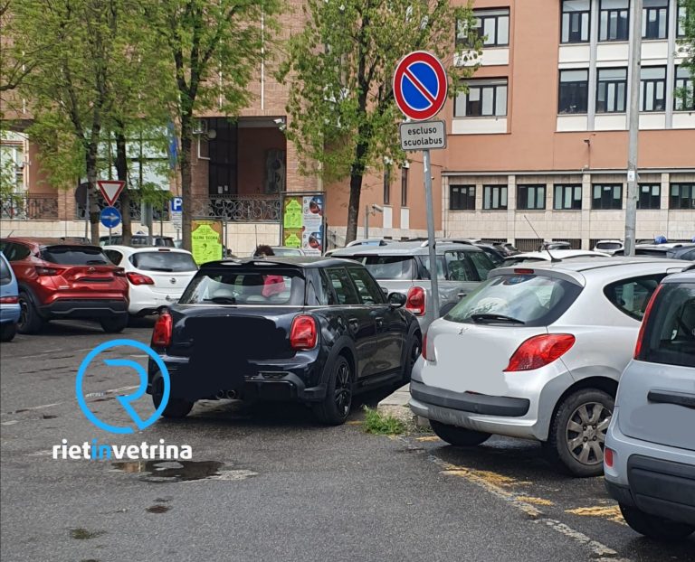 SEI TU IL REPORTER – “Ormai davanti al Tribunale di Rieti si parcheggia anche nel posto degli Scuolabus”