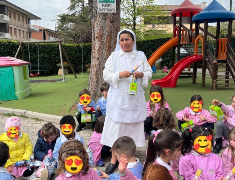 Conita Rieti OdV dona colombine, uova di Pasqua, ovetti di cioccolata ai bambini dell’Istituto Divino Amore