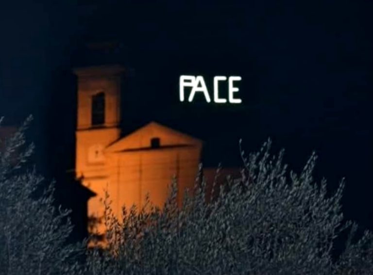 A Santa Rufina accesa la scritta PACE per la Santa Pasqua
