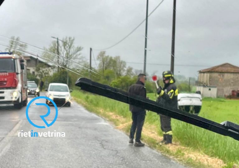 Auto esce di strada a Cantalice e si ribalta
