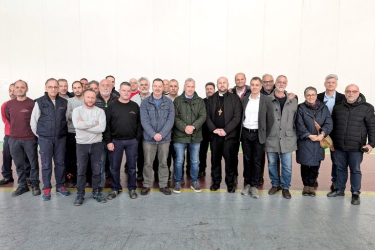 Venerdì Santo accanto ai lavoratori: il vescovo Vito Piccinonna visita la IMR di Rieti