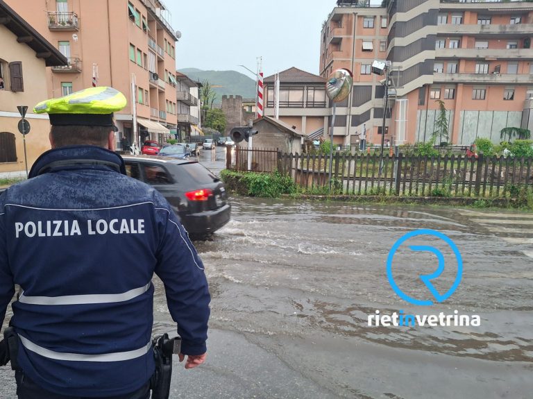 Allagata via Porrara incrocio via Ricci. Polizia Locale sul posto