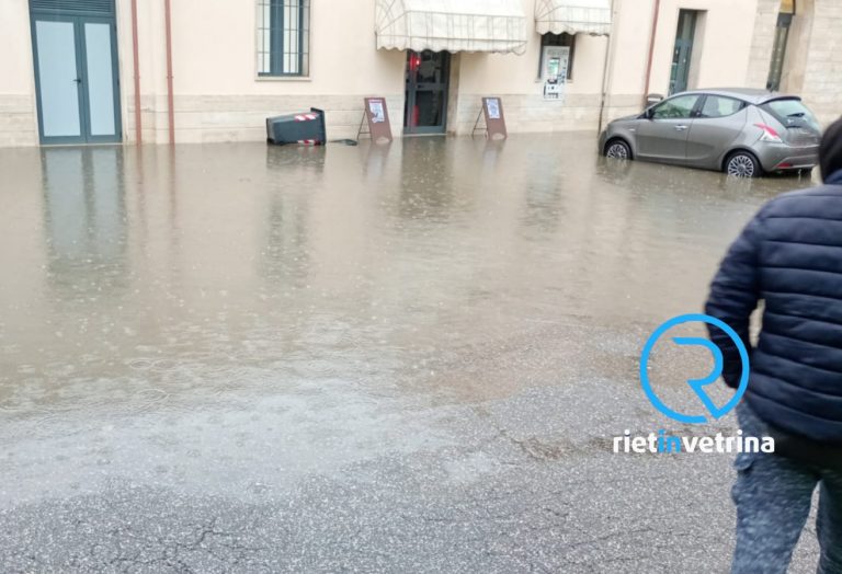 Stazione e piazza Berlinguer sommerse dall’acqua: intervengono due ragazzi volontari
