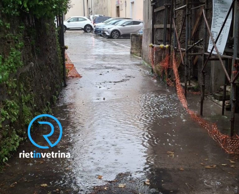 Maltempo, allagata via San Pietro Martire. Pedoni deviati in via dell’Episcopio