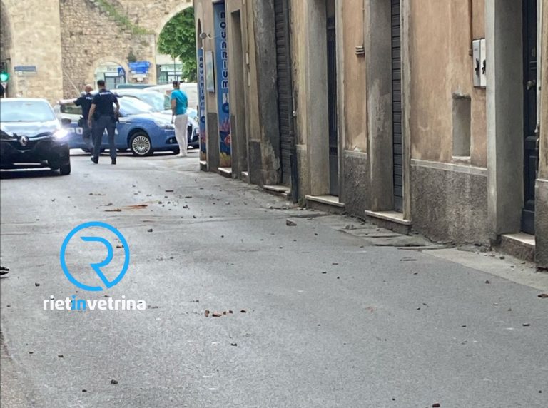 Boato in via Garibaldi, fulmine distrugge un comignolo. Pąura tra i residenti