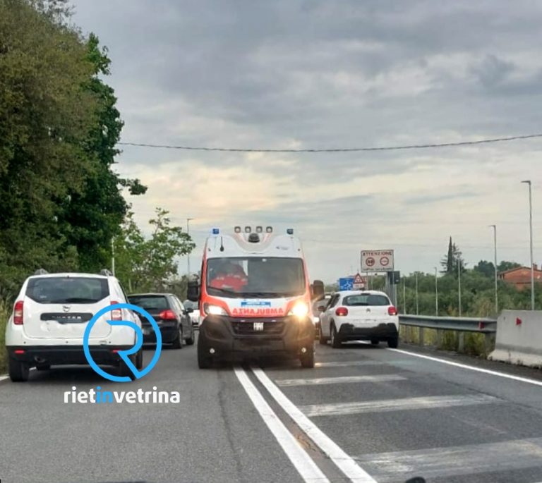 Scontro tra due auto sulla Salaria per Roma altezza Borgo Quinzio