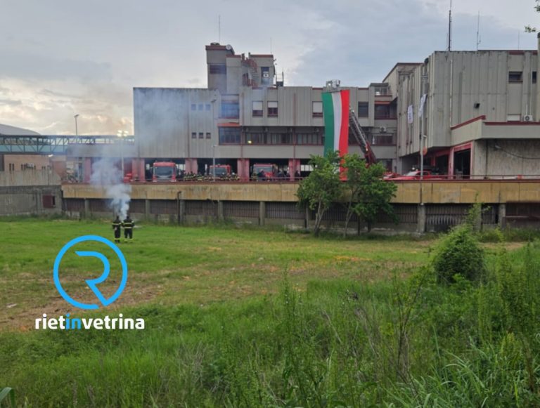 Il pompiere Angelo Dionisi va in pensione e i colleghi lo omaggiano con i fuochi d’artificio