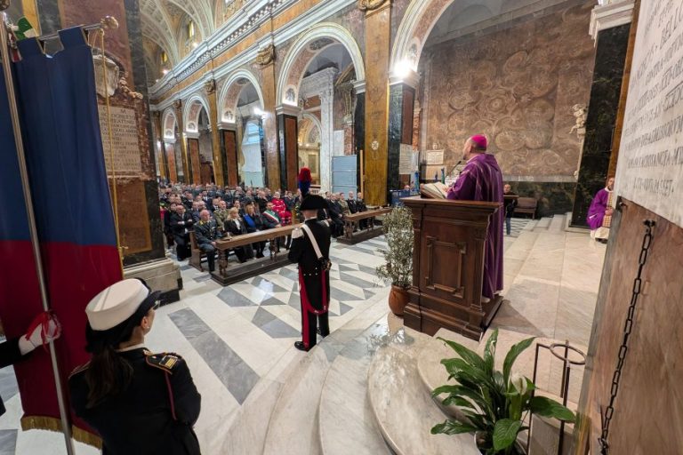 Il vescovo Piccinonnna ha celebrato il Precetto Pasquale delle Forze Armate e delle Forze di Polizia: “Il profumo che vince la morte”