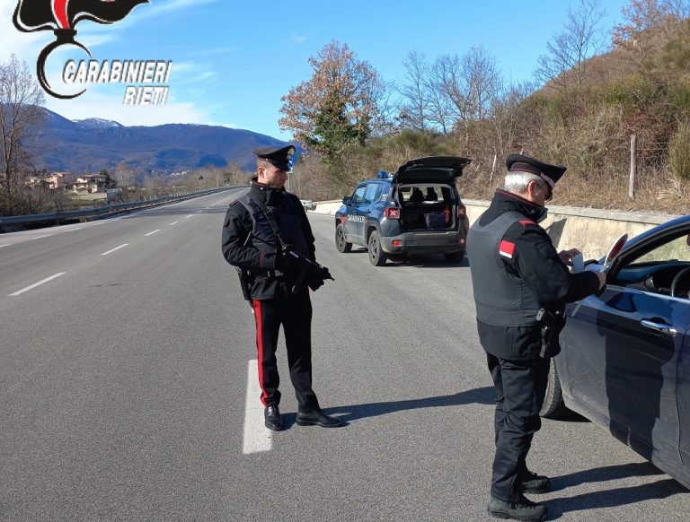 Ruba l’auto all’amico e fugge, ma poi finisce il carburante e si ferma: denunciato 35enne reatino