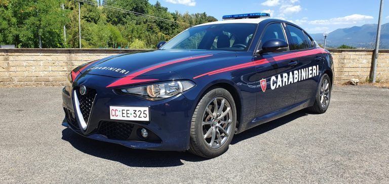 Straniero tenta di disfarsi della droga ingerendo un involucro. Poi picchia i carabinieri che lo avevano fermato