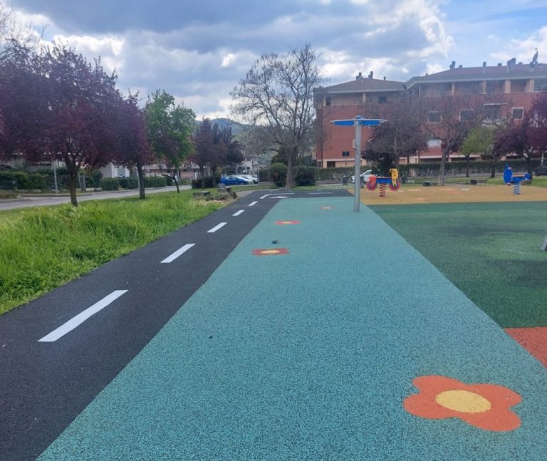 Parco giochi via Cipriani, conclusi i lavori con nuova pavimentazione antitrauma e pedane per persone con disabilità