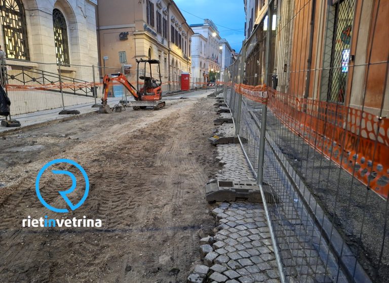 Proseguono i lavori in via Garibaldi, eliminata parte della vecchia pavimentazione
