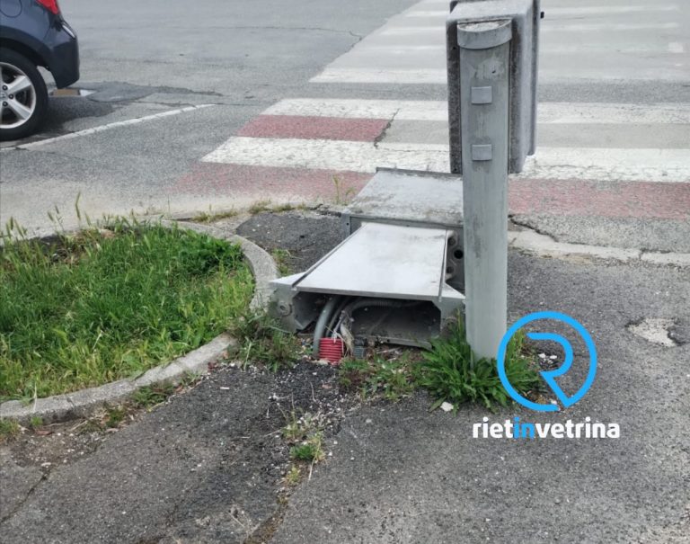 SEI TU IL REPORTER di Rietinvetrina – “Colonnina ENEL divelta. I cavi potrebbero essere pericolosi”