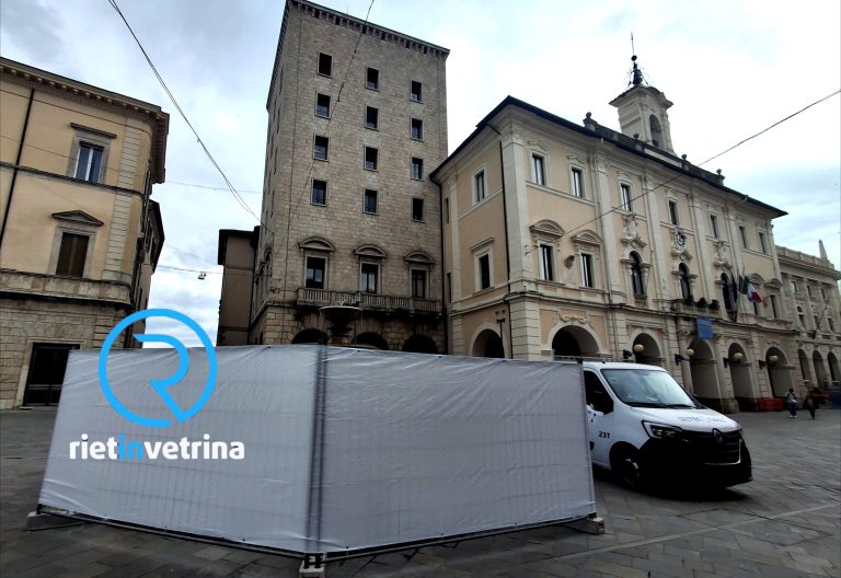 Al via il restauro della Fontana dei Delfini in piazza Vittorio Emanuele II grazie al Volontariato Civico