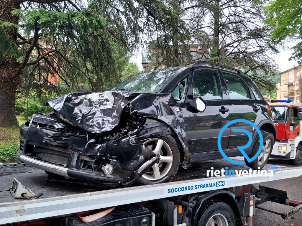Auto si ribalta dentro città e si schianta contro un albero - Rietinvetrina