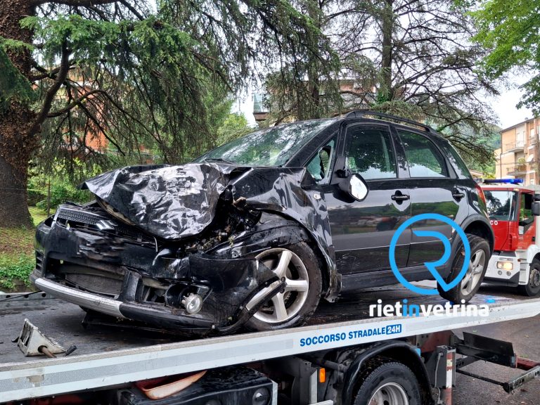 Auto si ribalta dentro città e si schianta contro un albero